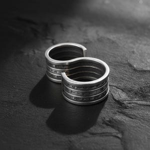 Anillo para almacenar hechizos - Plata de ley, ajustable, unisex, accesorio de inspiración fantástica - Regalo único para fans de los juegos de rol, entusiastas de la magia y jugadores.