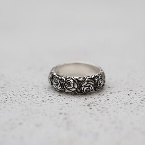 Japanese Roses Wedding Band, Thorn Pattern Biker Ring, 925 Sterling Silver, Elegant Bridal Jewelry, Unique Nature-Inspired Design