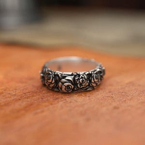 日本のバラの結婚指輪、とげ模様のバイカーリング、925スターリングシルバー、エレガントなブライダルジュエリー、自然にインスパイアされたユニークなデザイン