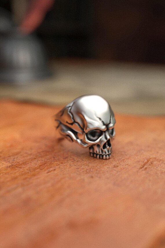 Injured Skull 925 Silver Ring, Unusual Punk Style, Handcrafted, Adjustable Size, Unisex, Unique Gift, Edgy Design, Gothic Fashion Accessory