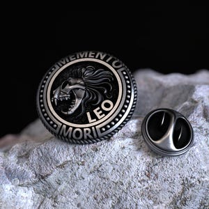 Memento Mori レオ星座スカルラペルピン スターリングシルバー メンズアクセサリー ハンドメイド ゴシック ライオンヘッド エナメル仕上げ 星占い 彼へのギフト