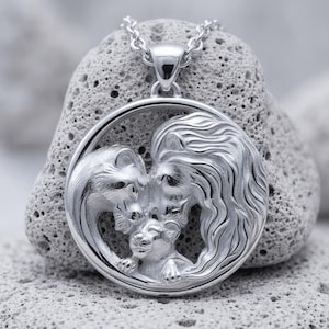 Löwenfamilien-Anhänger-Halskette, Sterlingsilber, Tieranhänger, Mutter-Vater-Junges-Schmuck, handgefertigtes 925er-Silber-Wildtiergeschenk, poliertes Familienband Bild 1