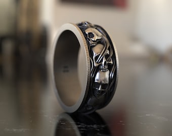 Precioso anillo de calavera, anillo de motociclista grabado con calavera hecha a mano, banda de declaración para hombres, joyería gótica, alianza de boda de plata de ley, regalo de novio