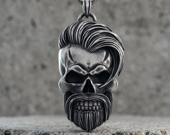 Colgante de calavera con barba, cabello y bigote, collar de plata de ley 925, artesanía detallada, diseño único, arte masculino, artesanía.