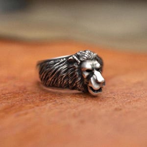 ライオンヘッド シルバーリング 925 スターリングシルバー 精巧なデザイン 手作り 職人によるユニークなステートメントジュエリー 男性と女性への堂々とした動物ギフト