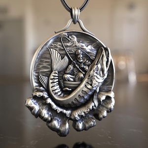 Collar artesanal de plata de ley 925 con escena de pescador y lucio. Colgante inspirado en la naturaleza. Joyería de pesca intrincada. Un regalo único.