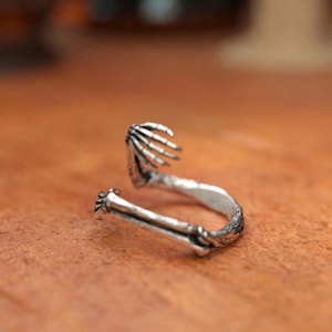 Anillo de manos de esqueleto en plata de ley 925 / Brazalete de hueso ajustable / Joyería gótica macabra / Anillo anatómico con abrazo