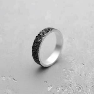 Anillo de plata de ley 925 con temática de cráteres lunares. Joyería artesanal inspirada en el espacio. Regalo perfecto para amantes de la astronomía y los astrónomos.