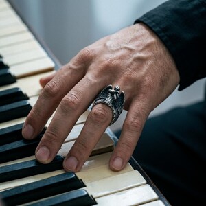 Bague ange pleureur, argent sterling 925 or vermeil, anneau sculpture ange déchu, bijoux gothiques pour homme image 3