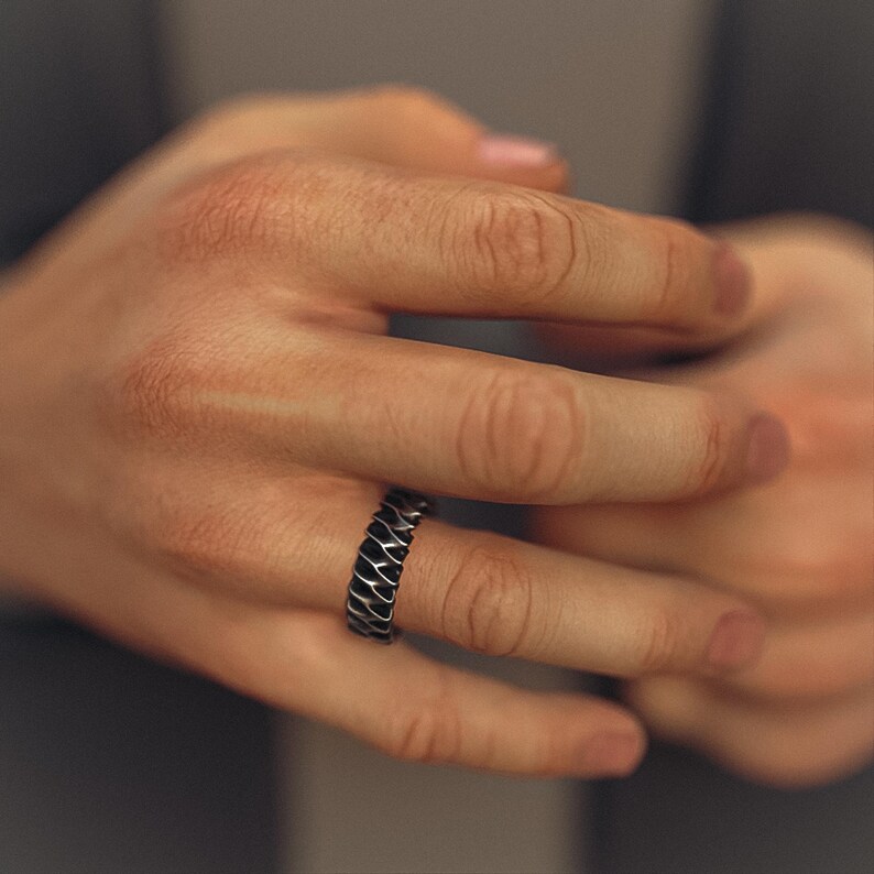 Anillo de plata con diseño de ondas y banda geométrica. Minimalista, hecho a mano, plata de ley 925. imagen 2