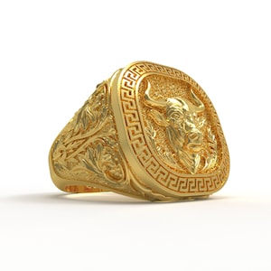 Anillo de Toro de Oro con Adorno Griego: Símbolo de Fuerza Artesanal, Regalo Perfecto para Amantes de la Historia y la Joyería