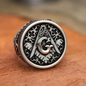 Anillo masónico con brújula cuadrada, símbolo masónico grabado en plata de ley 925, estilo vintage, joyería gótica artesanal para hombre.