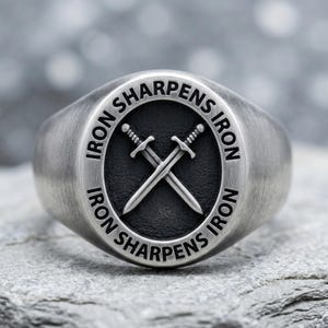 Anello con sigillo a forma di spade incrociate ossidate, realizzato a mano dalla Christian Brotherhood.