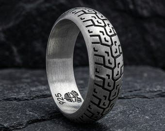レーサーバイクタイヤリング 925スターリングシルバー バイカージュエリー ハンドメイド メンズ レディース ユニークなステートメントピース 調節可能なバンド バイクデザイン ギフト