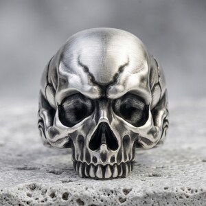 Injured Skull 925 Silver Ring, Unusual Punk Style, Handcrafted, Adjustable Size, Unisex, Unique Gift, Edgy Design, Gothic Fashion Accessory Oxidized Matte