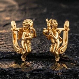 Può includere: Una tazza di ceramica bianca con manico nero e la scritta "But First, Coffee" in grassetto nero. La tazza è posta su uno sfondo neutro, che ne evidenzia il design semplice.