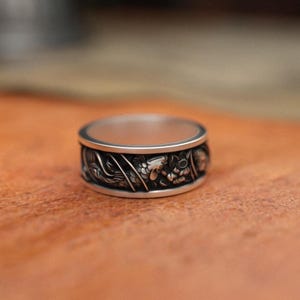 Anillo tradicional de carpa koi en plata de ley 925. Artesanía japonesa. Alianza de boda hecha a mano. Diseño acuático único de inspiración nipona.