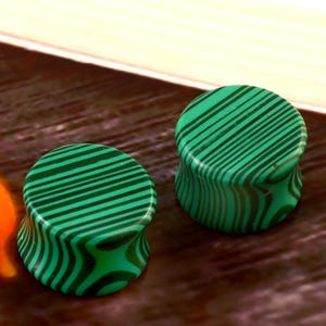 Dilatatori auricolari in pietra di malachite organica, dilatatori auricolari a doppia svasatura, realizzati a mano, misure da 3 mm a 50 mm e disponibili anche su misura (venduti in coppia)