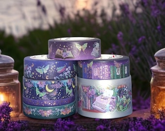 Puede incluir: Un conjunto de cinco rollos de cinta decorativa washi en tonos morados y verde azulado. Los diseños incluyen ilustraciones de polillas, libros abiertos, máquinas de escribir antiguas, lunas crecientes, flores y estanterías de libros.