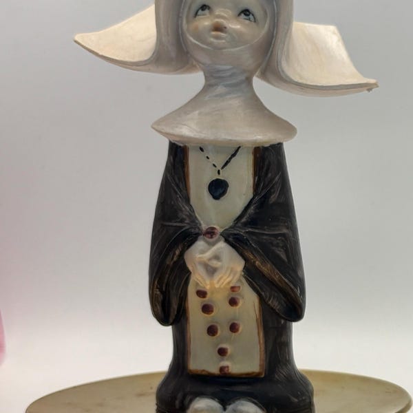 Nun figurine, Depose #824, Italian