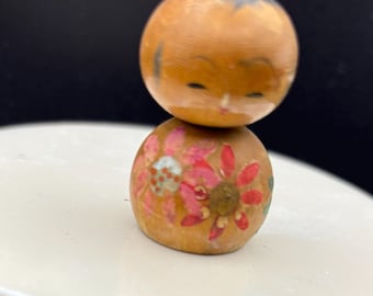 伝統的な赤色花柄こけし人形 こけし人形、1.5インチ、日本製ヴィンテージ、赤い花、現状のまま