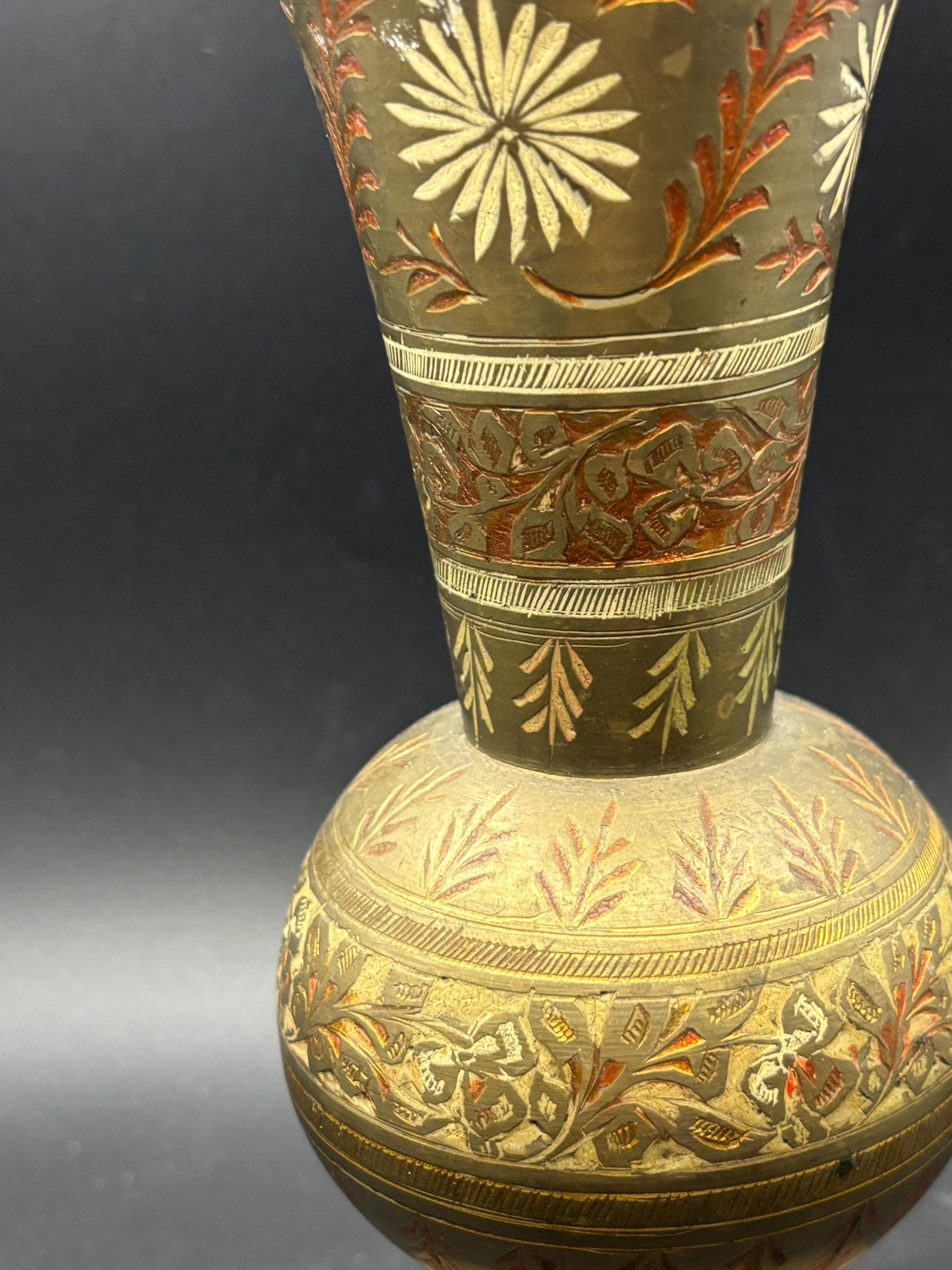 Grand Vase Indien En Laiton Gravé – Décoratif – Hauteur 32,7 Cm – Vintage