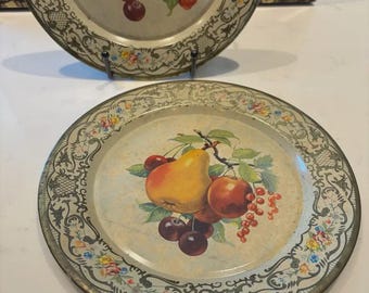 Conjunto de dois pratos de estanho esmaltado da Daher Decorated Metalware, estilo vintage, com tema de frutas.