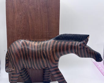Buchstütze aus Holz mit Zebra-Motiv