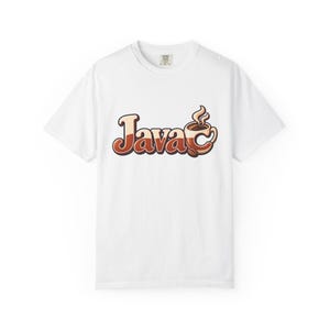 Könnte beinhalten: Ein weißes Kurzarm-T-Shirt mit einem Aufdruck auf der Brust, der das Wort Java in braunen und cremefarbenen Buchstaben zeigt. Der Buchstabe a ist als dampfende Kaffeetasse mit einer kleinen Kaffeebohne daneben in warmen Brauntönen gestaltet.