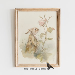 Puede incluir: Una pintura acuarela enmarcada de un conejo marrón con chaleco, mirando hacia arriba a una rosa rosa con hojas y tallos verdes.