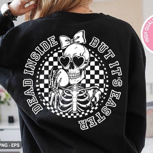 Op de afbeelding: Zwart-wit grafisch ontwerp van een skelet met een zonnebril dat een paasei vasthoudt. Het ontwerp bevindt zich in een cirkel met een geruite achtergrond en de tekst "Dead Inside But It's Easter".