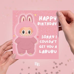 Divertente giocattolo di tendenza Labubu TikTok Buon Compleanno (14,5 x 15 cm) Biglietto d'auguri / Per lei, sorella, migliore amica / Bambini Adolescenti Biglietto rosa virale