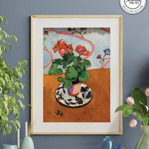 Può includere: Un dipinto di natura morta con un vaso di fiori rossi su un tavolo con un piatto a motivi blu e bianchi. Lo sfondo è una parete a motivi blu e bianchi.