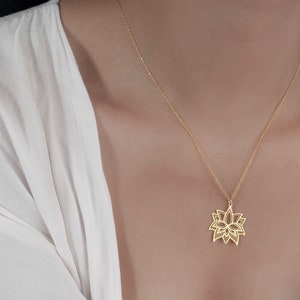 Lotus Blume Halskette, Lotus Anhänger, Gold Halskette, Lotus Schmuck, 14K Gold Halskette, einfache Gold Halskette, Geschenke für Freundin