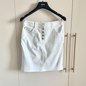 Saia Jeans Christian Dior Branca 36 US4 | por John Galliano Primavera 2004 | com Patches e Strass | Fivelas Elásticas Prateadas e número 1