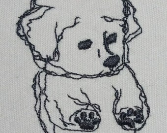 Op de afbeelding: Zwart-witte lijntekening van een kleine hond met slappe oren. De hond zit met zichtbare poten.