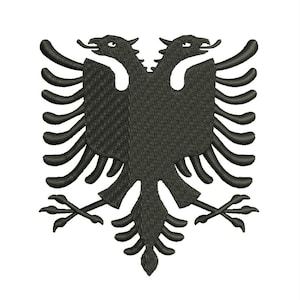Op de afbeelding: Een zwarte dubbelkoppige adelaar met gespreide vleugels en klauwen, een traditioneel symbool van Albanië.