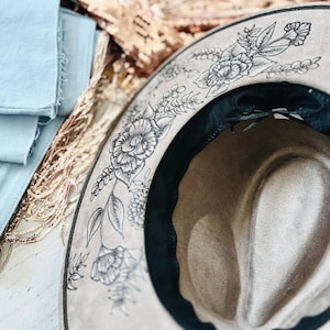 Burned hoed met bloemen- en bergdessin