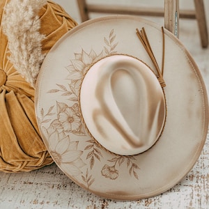 Gebrannter Hut mit Brandmalerei Sonnenblume und Blumenmuster | Breite Krempe oder Cowboy Stil