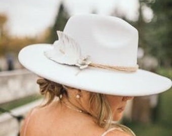 Chapeau de mariage - Style bohème à bord large avec plume en cuir