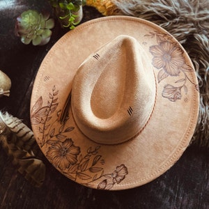 Chapeau floral brûlé à la main | Aspect daim western cowgirl | Bord large réglable ou bord cowboy
