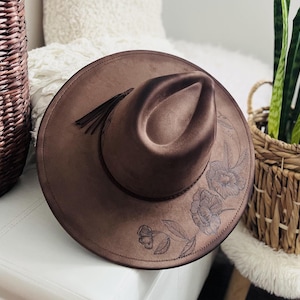 Handgebrannter Berg- und Blumenhut | Boho Western Cowgirl | Wildleder-Look verstellbare flache oder Cowboy-Krempe | Rustikaler Ranch Stil