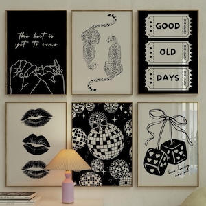 Pode incluir: Uma coleção de seis impressões artísticas emolduradas em preto e branco. As impressões apresentam vários designs, incluindo lábios, bolas de discoteca, dados e textos como "The best is yet to come", "Good Old Days" e "how lucky are we".