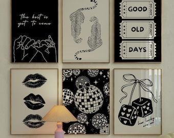 Può includere: Una collezione di sei stampe artistiche incorniciate in bianco e nero. Le stampe presentano vari disegni, tra cui labbra, palle da discoteca, dadi e testi come "The best is yet to come", "Good Old Days" e "how lucky are we".