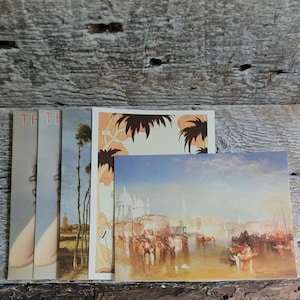 Peut inclure: Un ensemble de cinq cartes postales rectangulaires présentant diverses impressions artistiques, dont un paysage avec de grands arbres, une illustration stylisée avec des palmes et une peinture détaillée d'un port avec des bateaux.
