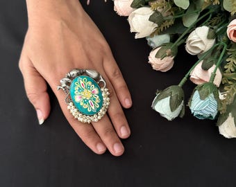 Anillo Meenakari artesanal – Plata oxidada, perla sintética, joya verde ajustable.