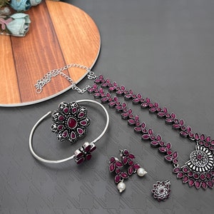 Geoxideerde Duitse zilveren ketting en jhumka-oorbellen: met stenen bezaaide Indiase sieradenset