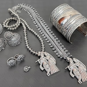 Conjunto de joyas de plata oxidada: gargantilla india y pendientes jhumki.