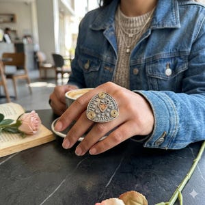 Boho oxidierter zweifarbiger dreieckiger verstellbarer Ring mit Herz-Details