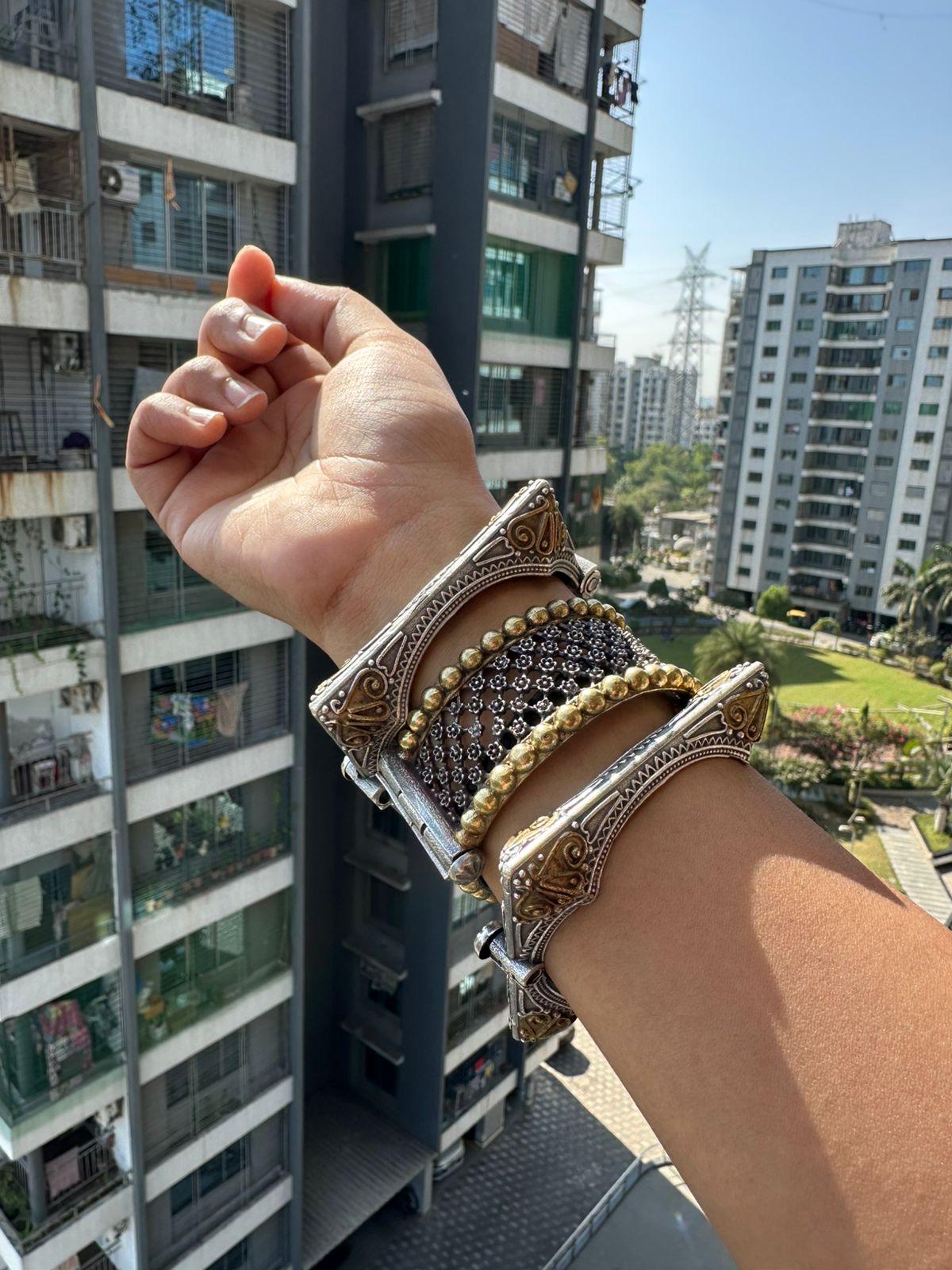 酸化シルバーのカダバングルセット：デュアルトーンのエスニック